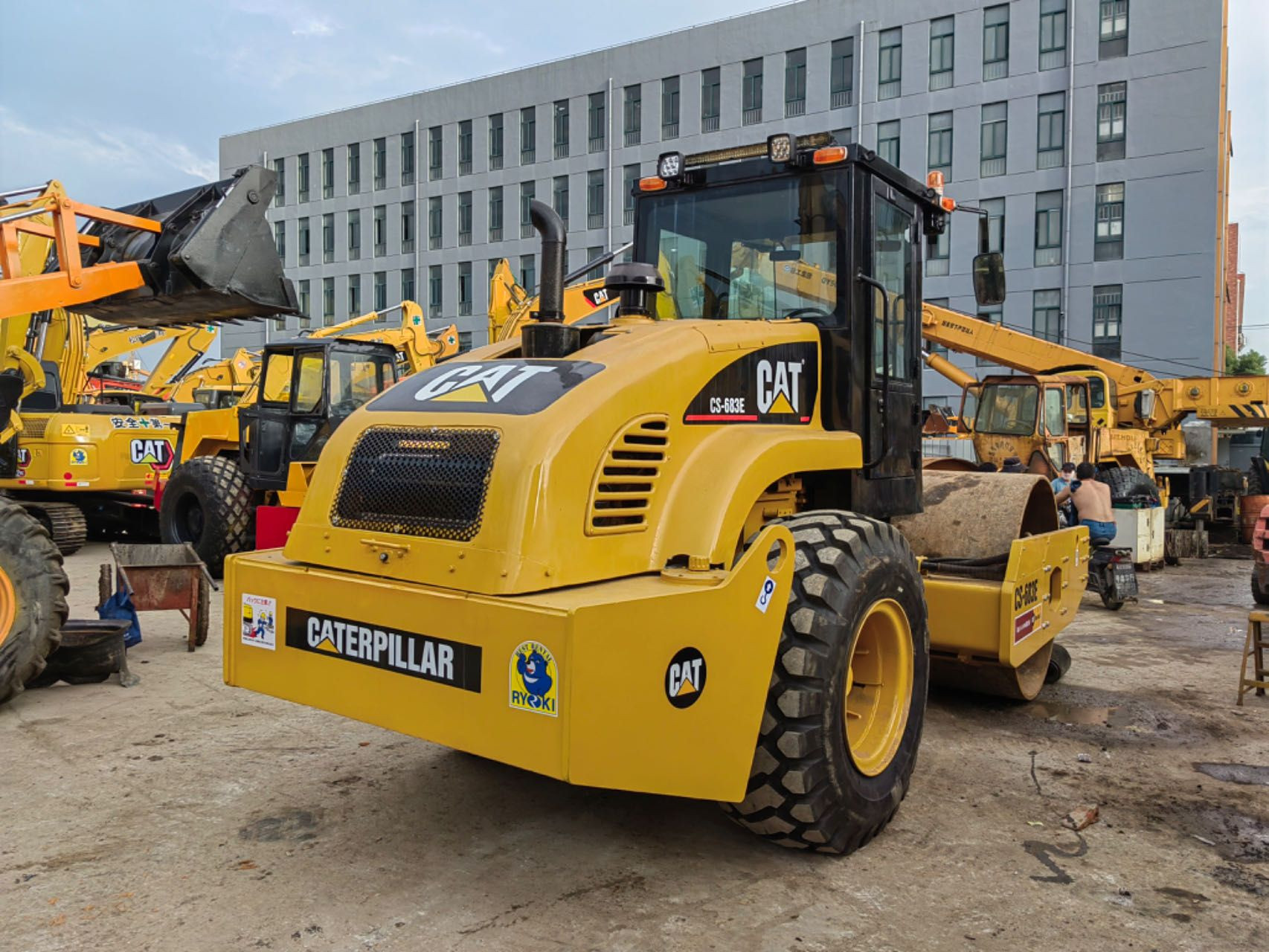 good condition Used caterpillar cs683e cat road roller