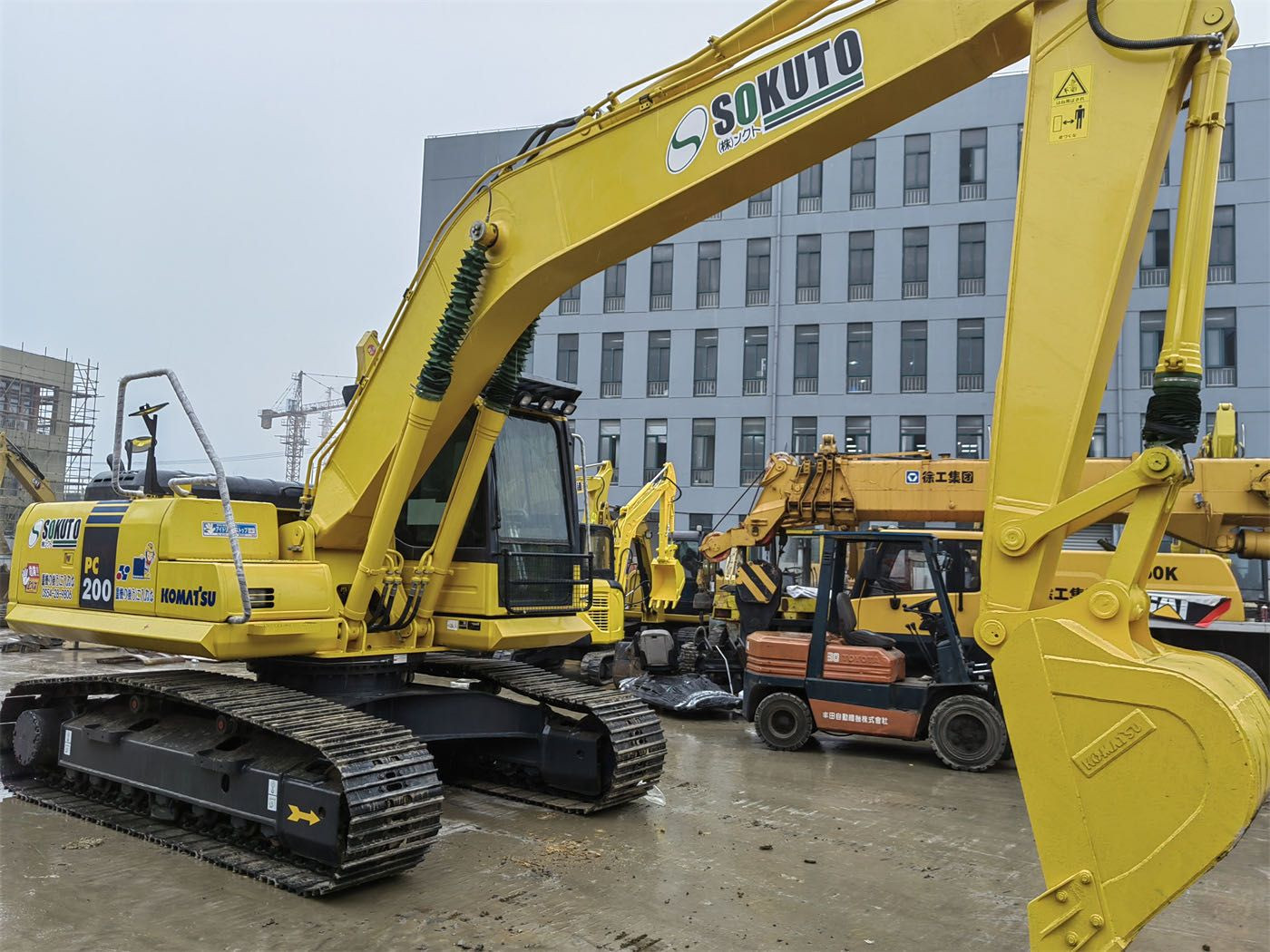 Hot sale Komatsu excavators used pc200 excavator cheap for sale in Shanghai