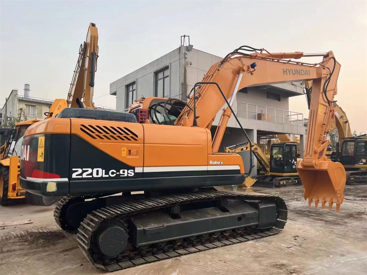 Secondhand Hyundai 220lc-9s excavator used excavator good condition cheap for sale in Shanghai